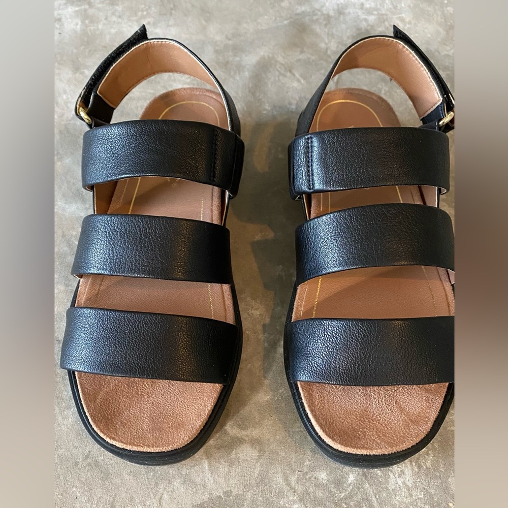 NWOB Vionic Women Leather Sandals, Size 5.